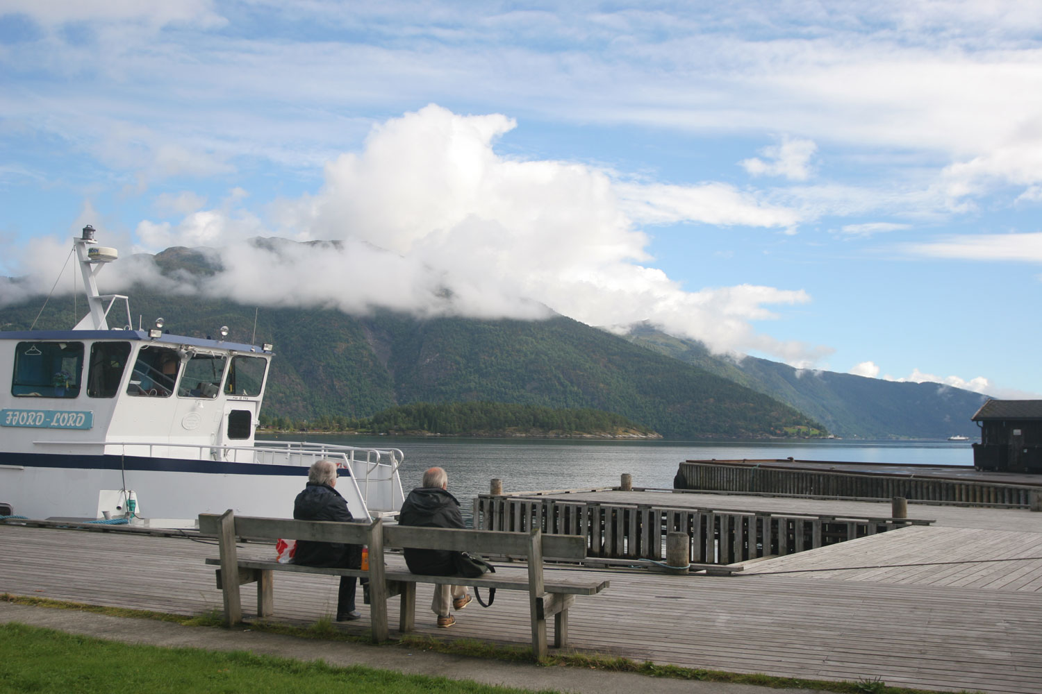 Couple en pause déjeuner face au Sognefjord (Norvège)