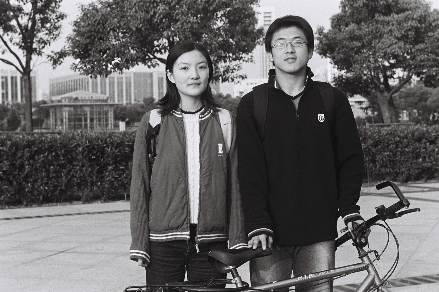 Jeune couple de cyclistes à Pudong