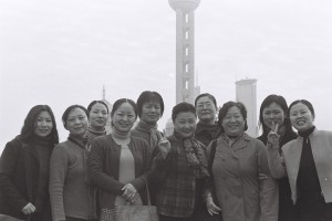 Groupe de femmes posant devant la Perle de l'Orient