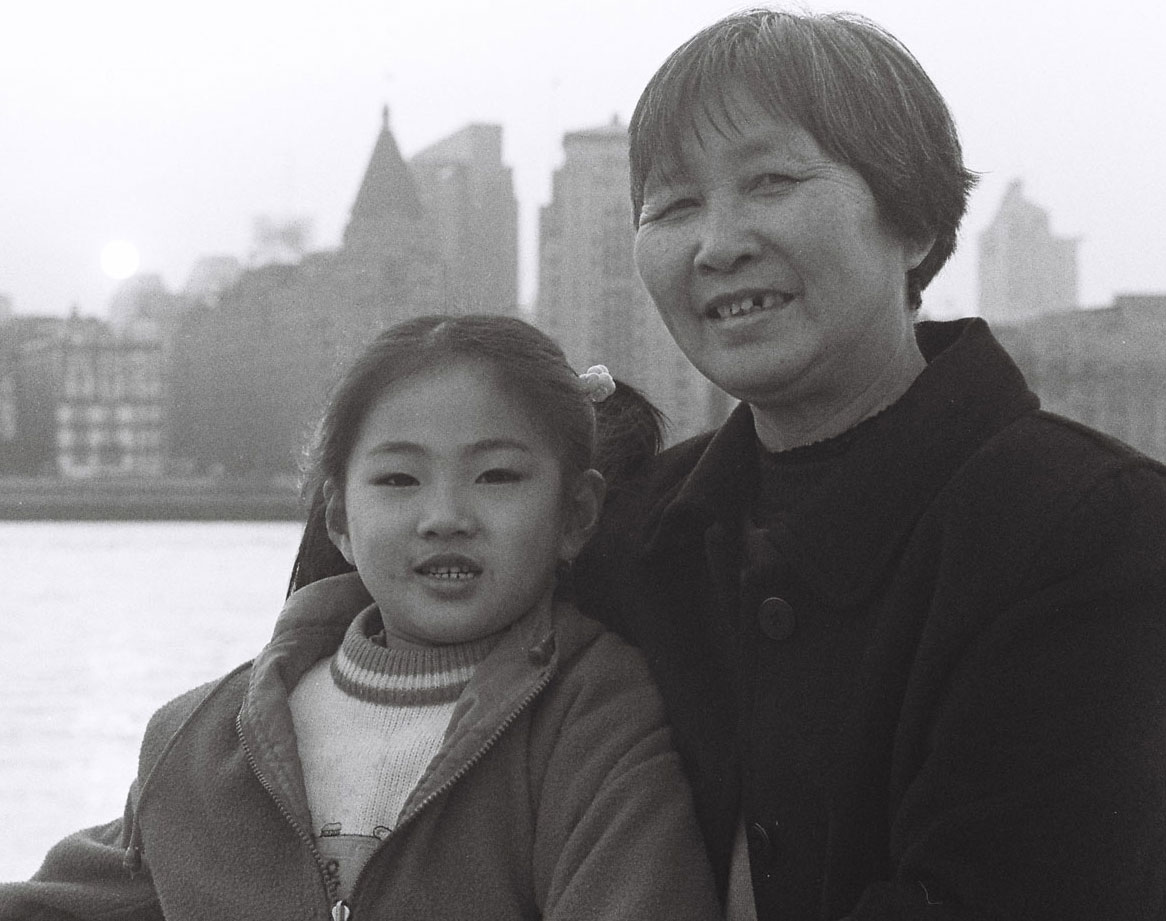 Grand-mère et sa petite-fille devant le Bund