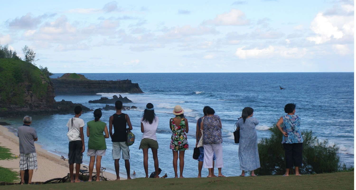 Groupe posté face à la plage du Gris-Gris (Île Maurice)