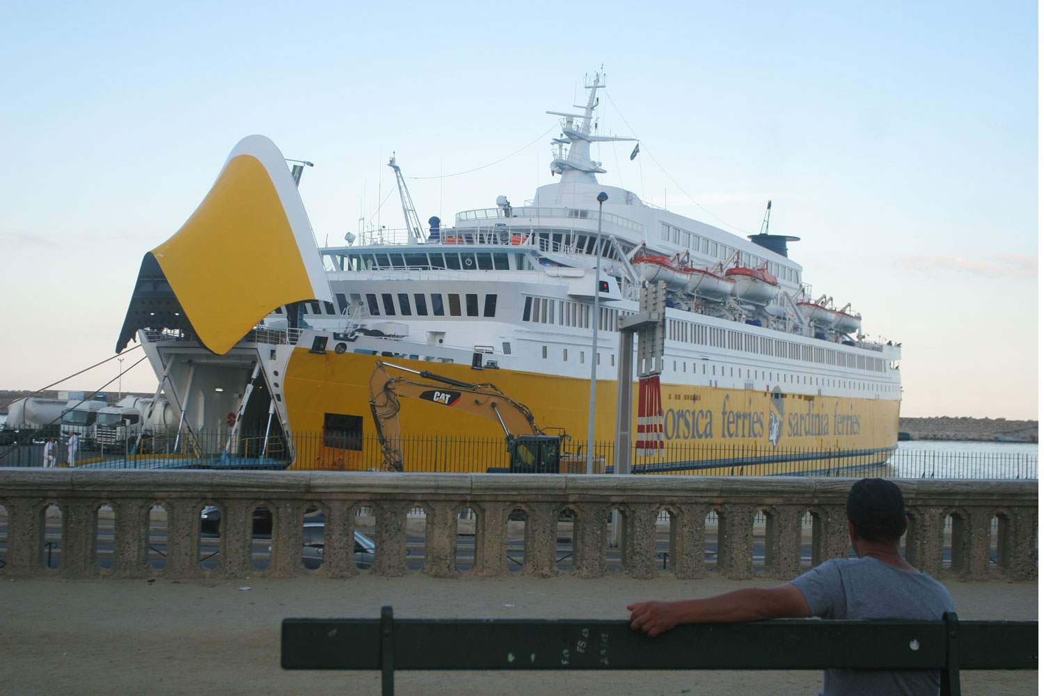 Passant observant le départ d'un ferry, Bastia