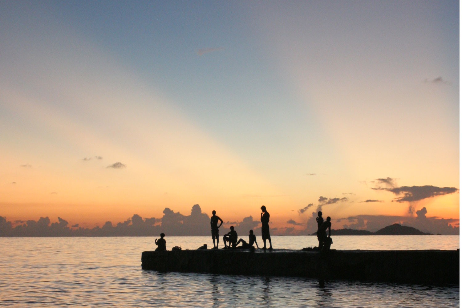 Jeunes sur le ponton de Grand'Anse, Praslin