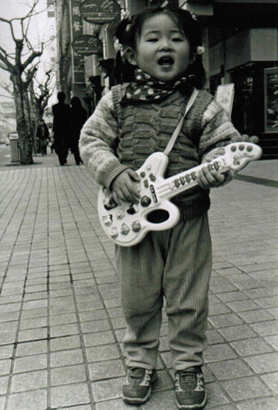 Jeune fille sur Huaihai Lu, Shanghai (Chine)