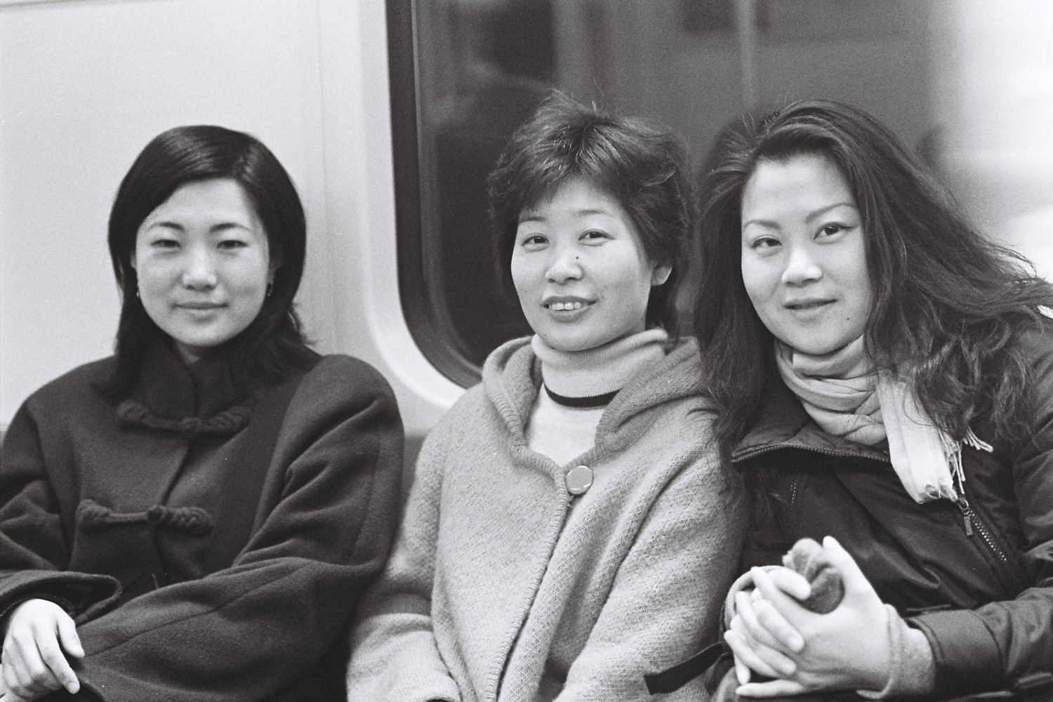 La conservatrice Xing Xiaozhou (à gauche), la peintre Qian Qian (à droite) et une amie commune dans le métro