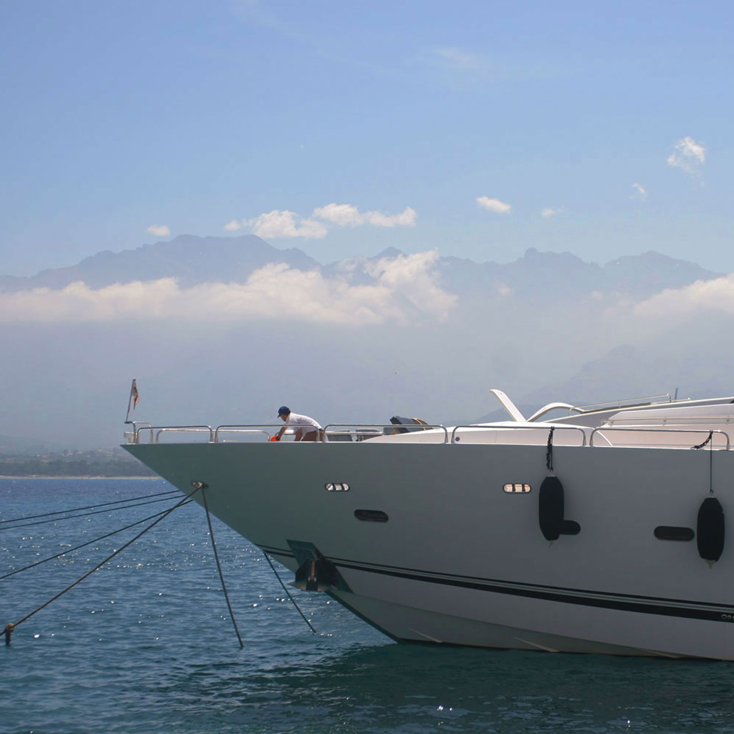 Yacht amarré au port de Calvi, Monte Grosso à l'horizon